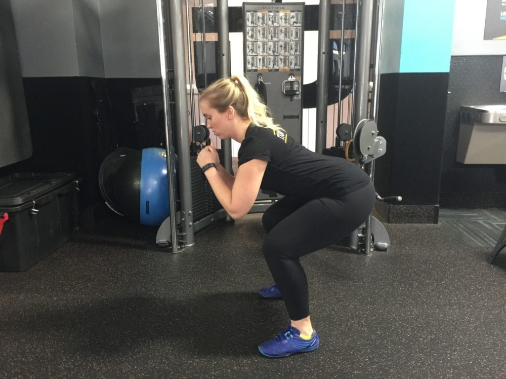 leg bodyweight workout squats at Chuze Fitness