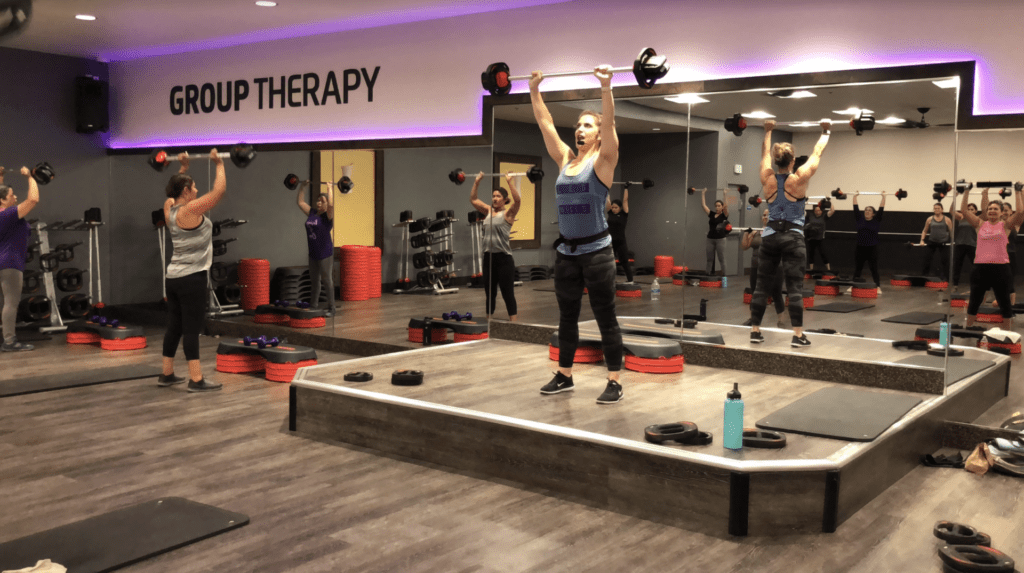 Chuze Fitness BODYPUMP class instructor lifting weight